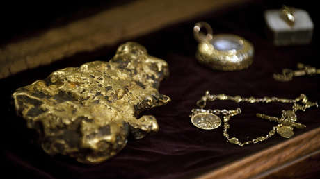 Una familia saca a pasear a su perro y halla un lingote de oro de más de medio kilo