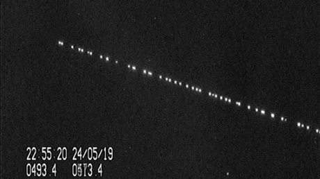 VIDEO: Captan el paso del "tren" de 60 satélites de Elon Musk por la órbita terrestre