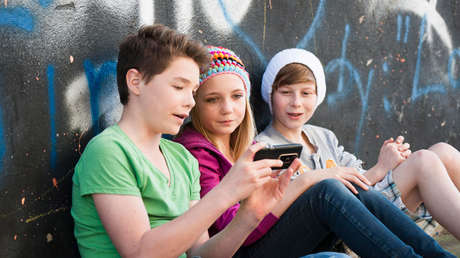 "Una cuestión de salud pública": ¿a qué edad le compro a mi hijo su primer móvil? 