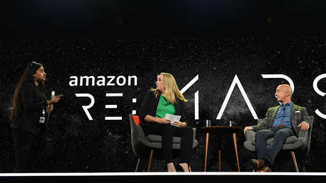 VIDEO: Una activista interrumpe una charla del fundador de Amazon para pedirle detener el maltrato de animales