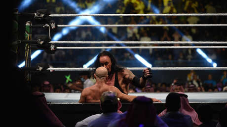 VIDEO: Goldberg colapsa tras el combate con The Undertaker, en el que sufrió una conmoción al "noquearse" a sí mismo