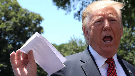Trump agita la hoja doblada del acuerdo 'secreto' con México ante medios, pero los periodistas logran leerla