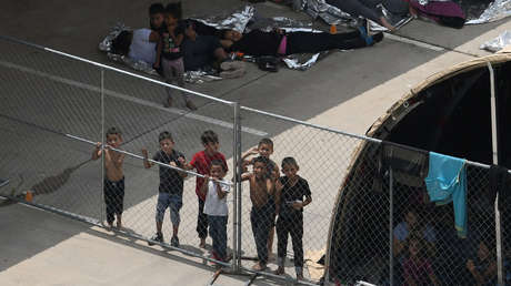 Cientos de niños migrantes salen de estación migratoria en EE.UU. tras escándalo por malas condiciones