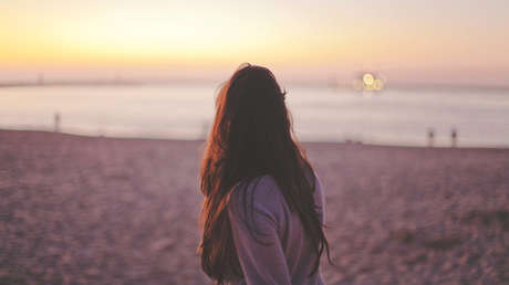 Una niña contrae una rara bacteria come carne en una playa de EE.UU.