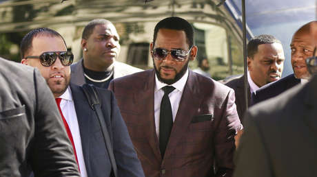 Arrestan al cantante R. Kelly por cargos de tráfico sexual