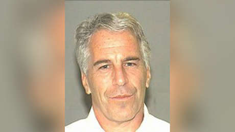 FOTOS: Revelan imágenes íntimas tomadas por el millonario Epstein a una de sus esclavas sexuales mientras la llevaba por el mundo