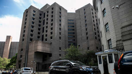 Jeffrey Epstein pasó varias horas encerrado con una joven en la sala para abogados de la prisión