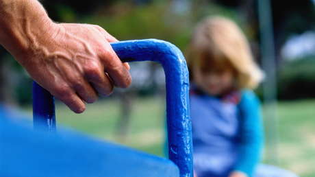 Seis hombres secuestran y violan a una menor en la India y su pueblo la obliga a desfilar con la cabeza afeitada culpándola de lo ocurrido
