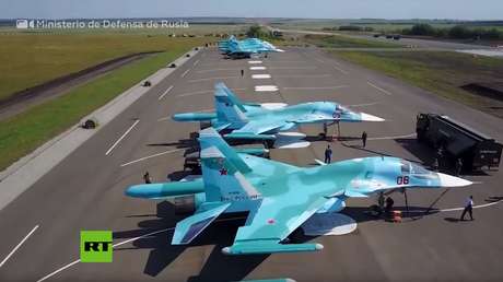 VIDEO: Cazabombarderos supersónicos Su-34 y aviones de transporte An-26 aterrizan en carreteras de Rusia