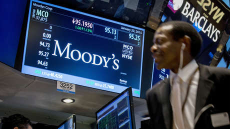 Moody's rebaja la calificación de la deuda argentina a 'Caa2' luego de que Fitch le otorgara estatus de 'default restringido'