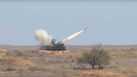 Sistemas antiaéreos rusos S-300 y S-400 repelen un 'ataque' durante unos ejercicios militares (VIDEO)