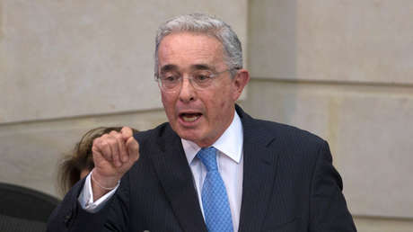 Exparamilitar colombiano afirma que Álvaro Uribe fue el "referente político" de esos grupos armados