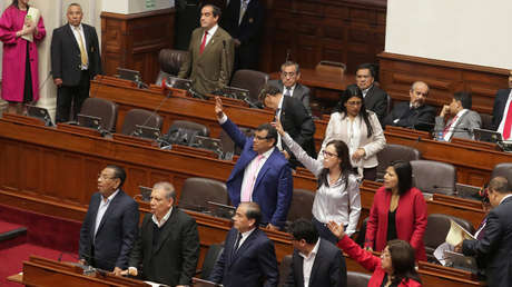 Congreso de Perú suspende por un año al presidente Vizcarra y juramenta a la vicepresidenta como "interina"