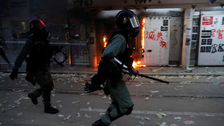 Un manifestante recibe un disparo en el pecho durante las protestas en Hong Kong