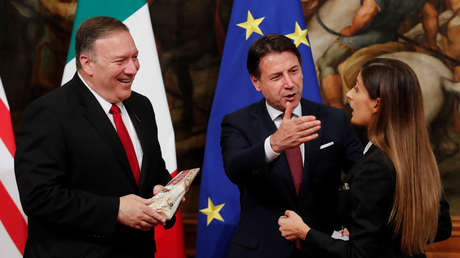 VIDEO: Pompeo recibe de una periodista un inesperado regalo en protesta contra los aranceles de EE.UU. en pleno encuentro con Conte