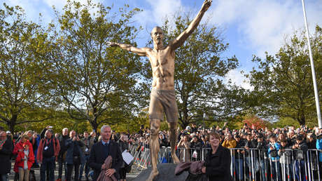 FOTOS: Advierten que la estatua de Zlatan Ibrahimovic está plagada de errores