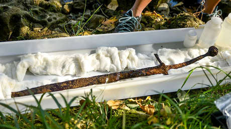 FOTOS: Hallan una espada de 700 años de antigüedad clavada en una roca como la Excálibur de la leyenda artúrica