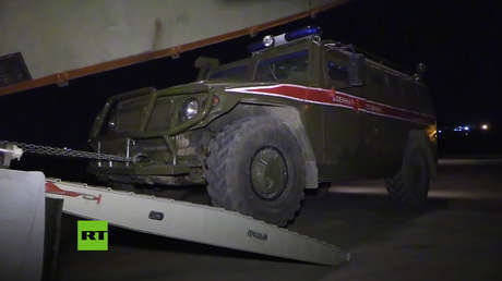 VIDEO: Aviones Il-76 descargan en Siria decenas de vehículos blindados de la Policía Militar rusa