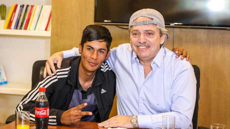 ¿Qué significa que el presidente electo de Argentina se haya reunido con 'el chico de gorra'?