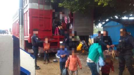 Rescatan a 100 migrantes centroamericanos en el estado mexicano de Veracruz