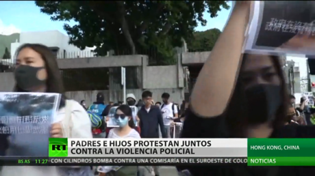 Padres e hijos protestan juntos contra la violencia policial en Hong Kong