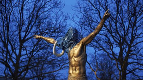"Muere, gitano": vandalizan la estatua de Zlatan Ibrahimovic en su ciudad natal y atacan su vivienda con pescado podrido