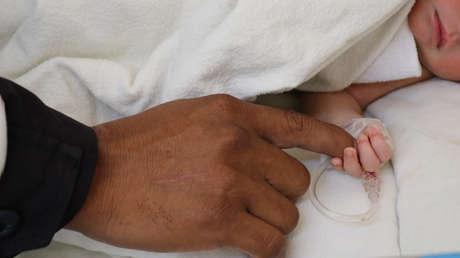 Abandonan a una recién nacida en El Salvador y Bukele promete agilizar los trámites de adopción y pagarle los estudios