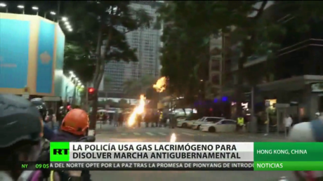 La Policía de Hong Kong emplea gases lacrimógenos para dispersar a miles de manifestantes antigubernamentales