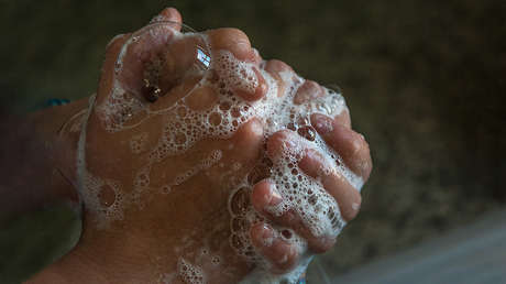 Fiscalía peruana investiga a un político de extrema derecha por entregar jabón a un candidato de piel oscura en un debate electoral (VIDEO)