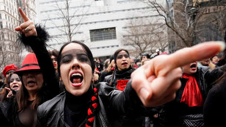 Feministas cantan "un violador en tu camino" durante el juicio por abusos sexuales contra Harvey Weinsten