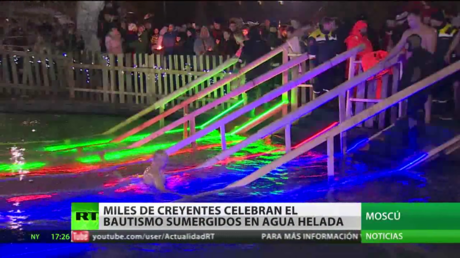 Miles de creyentes celebran el Bautismo sumergidos en agua helada