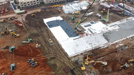 VIDEO: Así es la construcción de un hospital en China para tratar a pacientes con el coronavirus