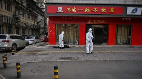 Un hombre yace muerto en plena calle de Wuhan sin que nadie se acerque: la realidad de la ciudad de origen del brote del coronavirus