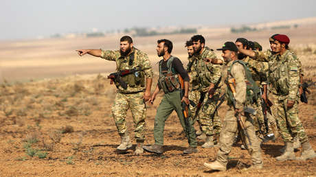 Rebeldes sirios respaldados por Turquía derriban un helicóptero del Gobierno sirio