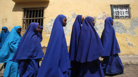 Fusilan en público a 2 hombres por violar y matar a una niña de 12 años y su padre elige a los verdugos y comprueba que los criminales murieron