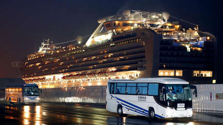 Empieza la evacuación de pasajeros del crucero puesto en cuarentena en un puerto de Japón debido al coronavirus