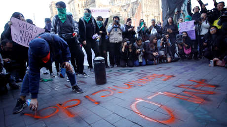 "La indiferencia mata": Mujeres mexicanas responden a López Obrador con más protestas y pintas contra los femicidios