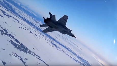 VIDEO: Un caza ruso MiG-31 ensaya la intercepción de un avión intruso sobre el fascinante paisaje de Kamchatka