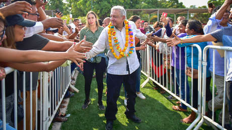 López Obrador 'desafía' al coronavirus y da la mano a cientos de personas en un evento multitudinario (VIDEOS)