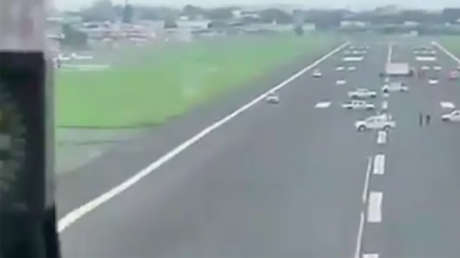 VIDEO: Alcaldesa de Guayaquil moviliza camionetas para impedir el aterrizaje de un vuelo procedente de España