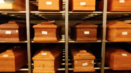 VIDEO: Un crematorio italiano sobrecargado, a punto de dejar de aceptar más ataúdes por el alto número de defunciones por el coronavirus