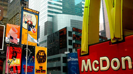 McDonald's divide los arcos de su logotipo en solidaridad con el distanciamiento social contra el coronavirus