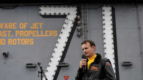 VIDEOS: Marineros ovacionan al capitán del portaviones estadounidense despedido tras alertar del brote de coronavirus a bordo