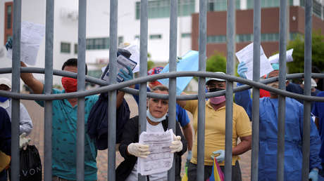 "La gente moría delante de mí": La pesadilla de una ecuatoriana para retirar el cuerpo de su padre en un hospital de Guayaquil durante la pandemia