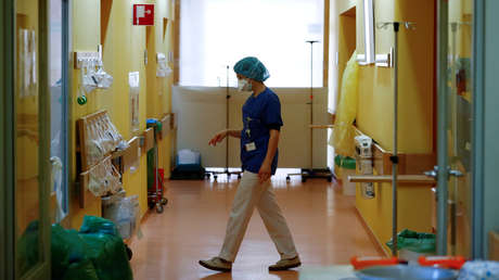 Médicos chinos insisten en que el coronavirus puede transmitirse por el aire en sitios cerrados y también viaja en los zapatos