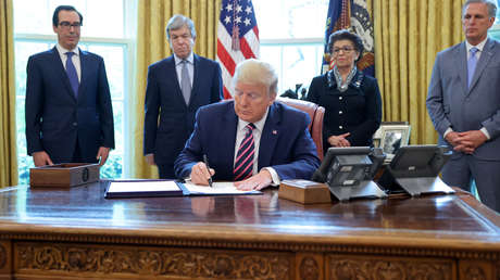 Trump firma proyecto de ley de alivio a pequeñas empresas por valor de casi medio billón de dólares