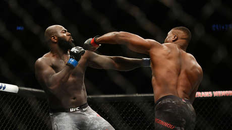VIDEO: Un luchador de la UFC destruye a su rival en tan solo 20 segundos al lanzarse contra él con 'un tornado' de golpes