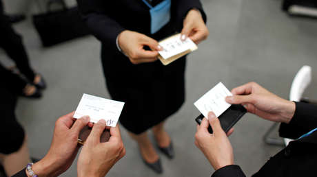 Un experimento realizado durante una comida en Japón muestra lo rápido que se puede propagar el coronavirus (VIDEO)