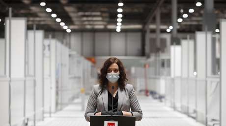 Una foto de la presidenta de Madrid inspira una avalancha de memes y agudiza la crítica sobre su gestión del coronavirus