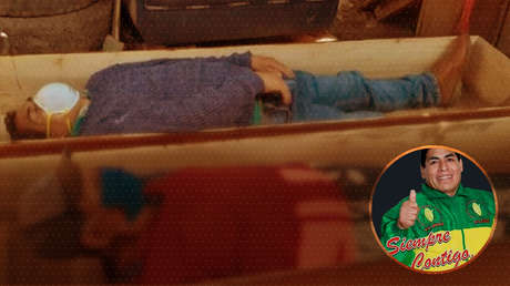 Un alcalde de Perú se hace el muerto en un ataúd para no ser detenido por violar el toque de queda e irse a beber